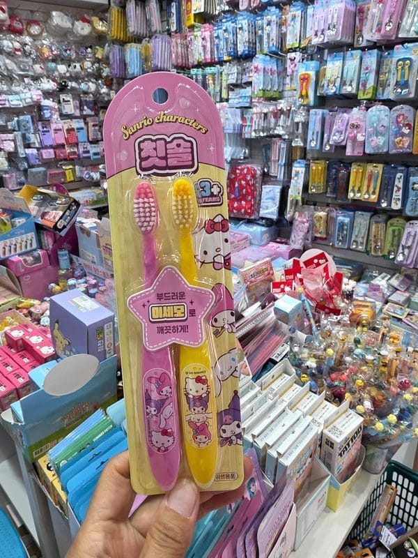 韓國🇰🇷鯊魚寶寶/三麗鷗 兒童牙刷(3+)