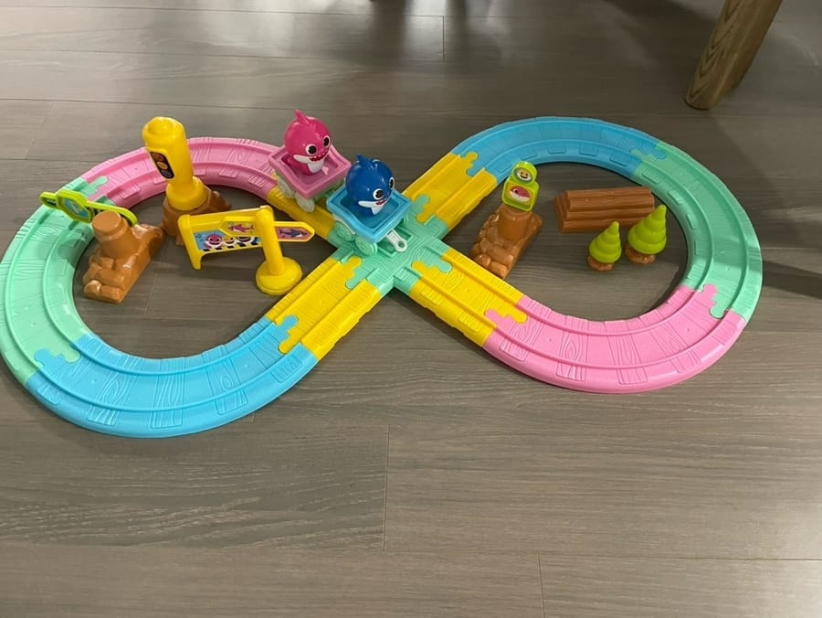 韓國🇰🇷Pinkfong 鯊魚寶寶音樂火車軌道玩具